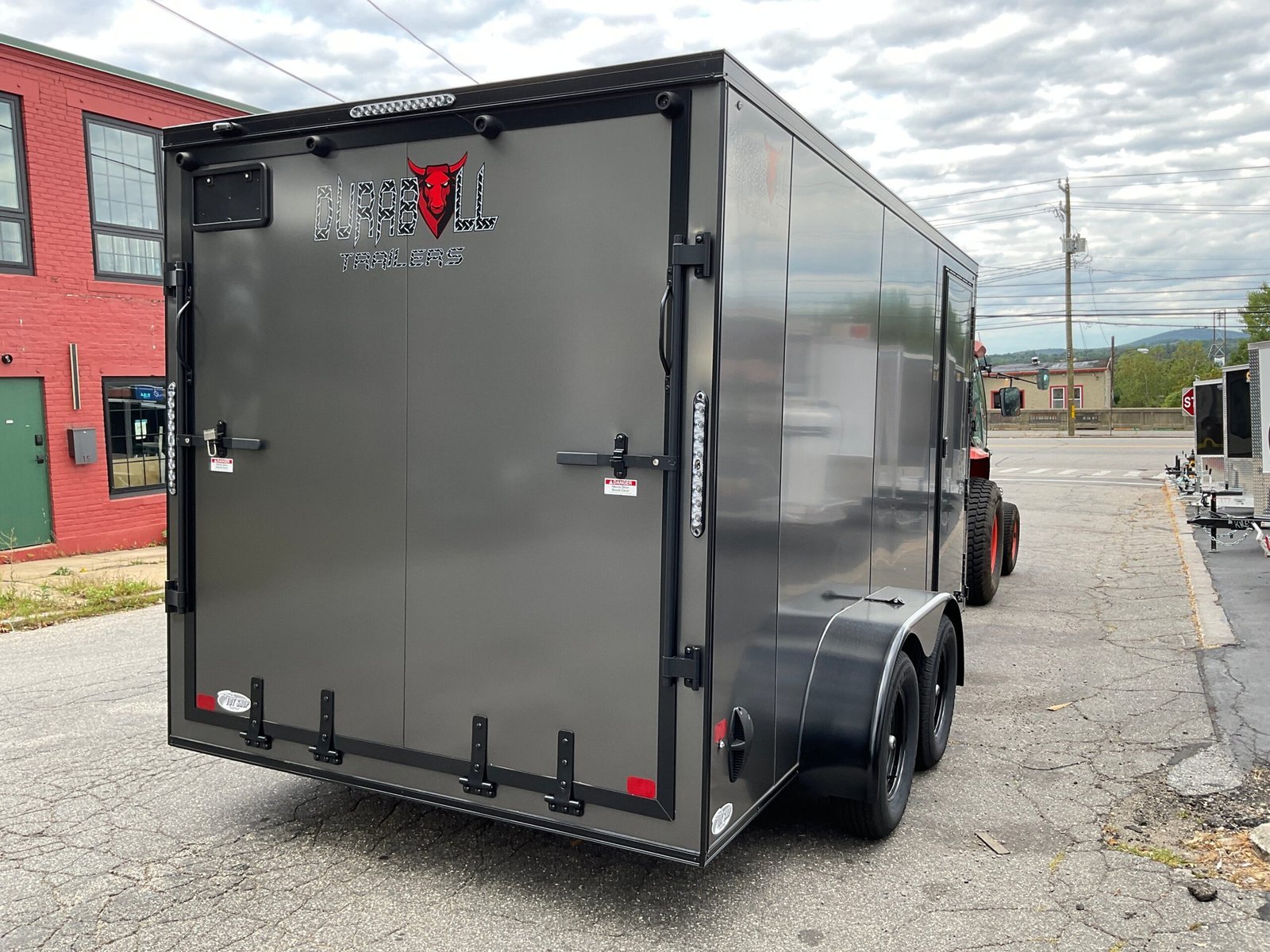 7×14-durabull-aluminum-enclosed-cargo-trailer59_a8a4823f-da8f-404b-87ed-e8265ccf1926-scaled-1.jpg